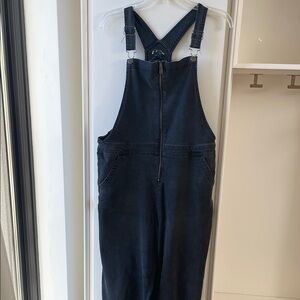 Art Class Denim Overalls in Black. Front zip entry. Adjustable shldr straps. GUC